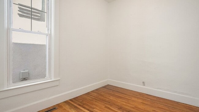 Building Photo - Unique 2 Bed, 1 Bath Home in the Lincoln P...
