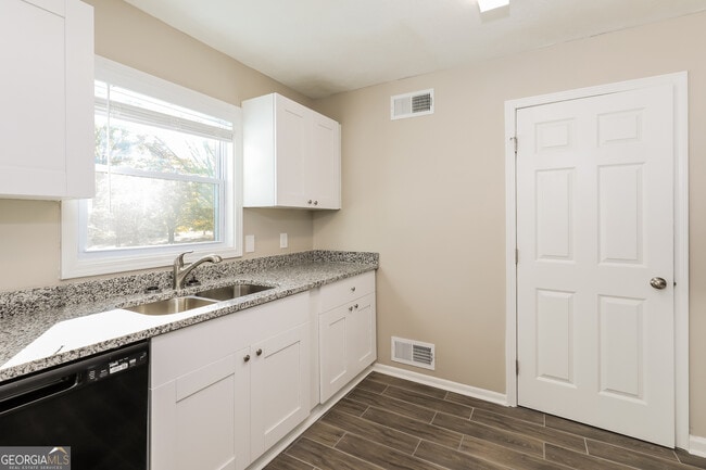 Building Photo - 219 Deerfield Dr