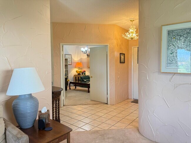 Building Photo - 326 Vista Royale Dr
