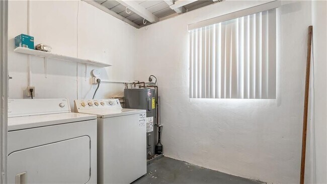 Building Photo - 2161 NE 35th St