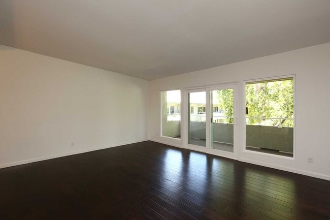 Building Photo - Wonderful, 2nd floor Condo Centrally Locat...