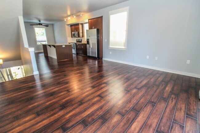 Building Photo - 2bed/2bath Lake Boren Townhome with greenbelt and lake views! Prime Newcastle Location.