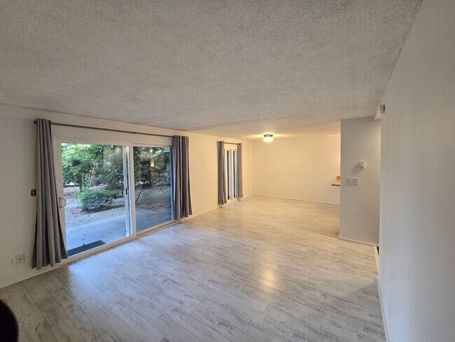 Building Photo - Beautiful Ground Floor Unit-  1BD/1.5BA