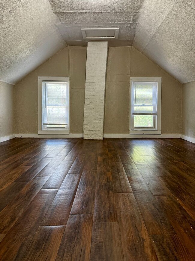 Building Photo - 871 Wood St