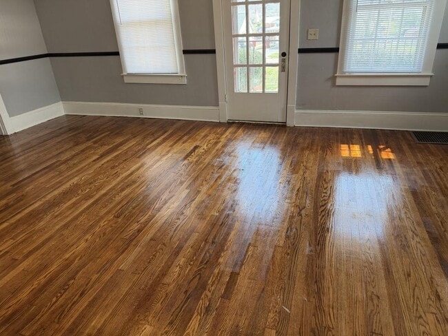 Building Photo - 1601 E Unaka Ave