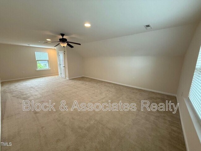 Building Photo - 238 Begen St