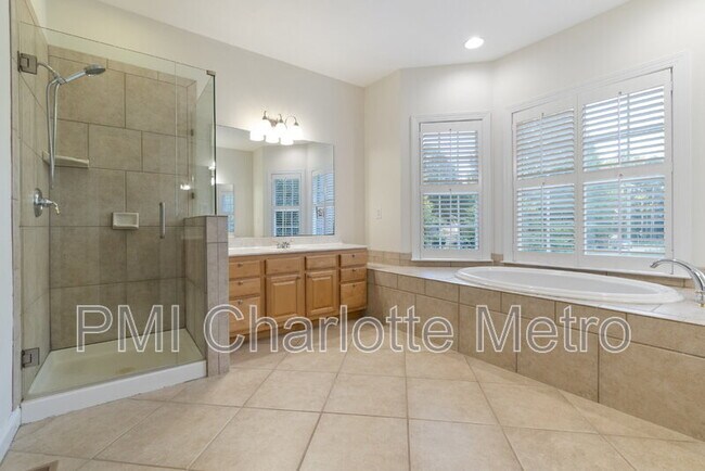 Building Photo - 5916 Meadowmere Dr