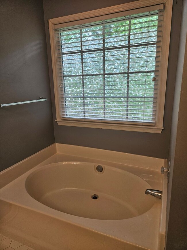 Building Photo - 4 Bedroom, 2.5 Bath Home Located in the Es...