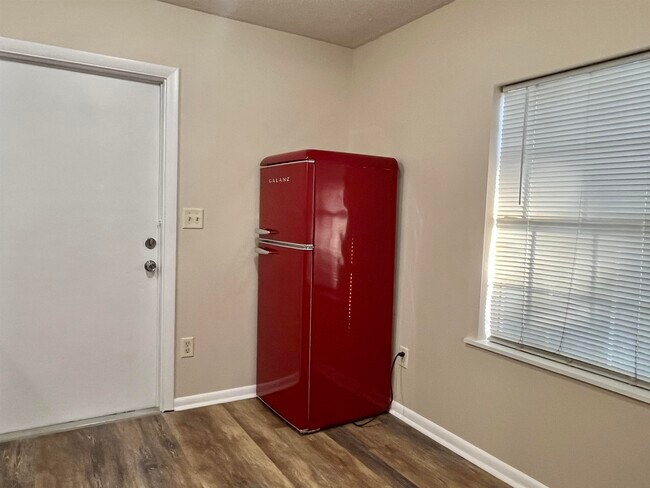 Building Photo - 33 Evergreen Ave