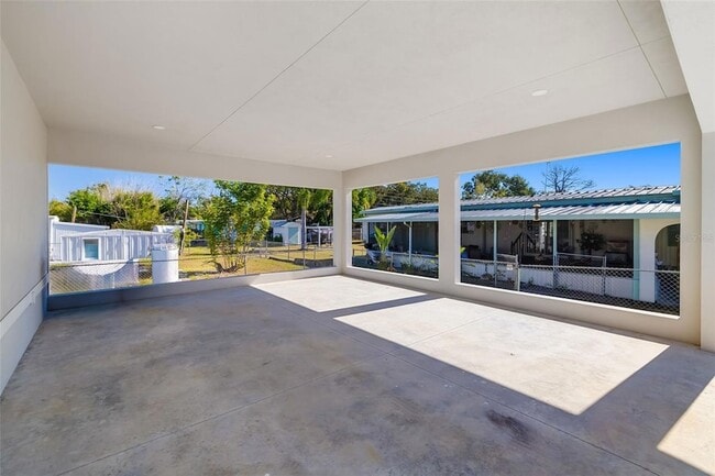 Building Photo - 118 Ruby Ave N