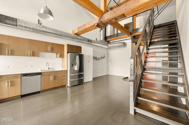 Building Photo - 530 S Hewitt St