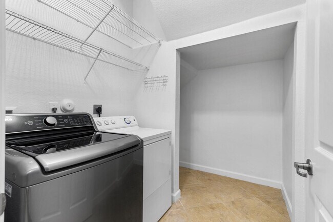 Building Photo - 10384 Wellington Parc Dr