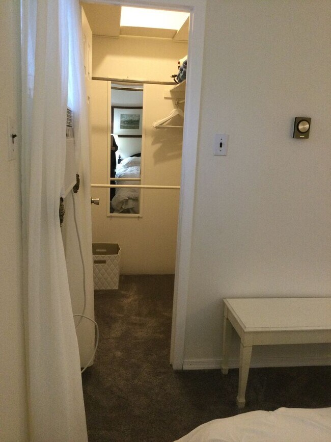 Building Photo - Charming Cottage in Newportville