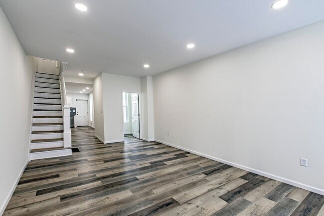 Building Photo - 3 bedroom, 1.5 bath fully renovated townhome in City of Wilmington