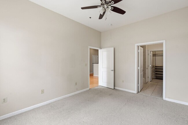 Building Photo - Experience elevated city living in this beautifully maintained residence ideally situated in the ...