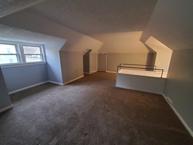 Building Photo - 85 Lyndale Dr