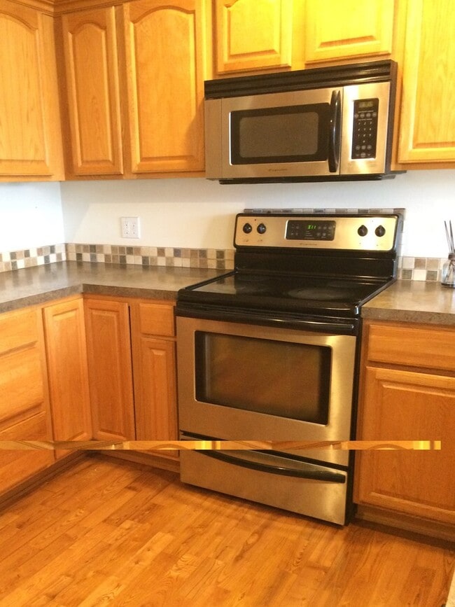 Building Photo - 3 Bed, 2.5 Bath on Sunnyside Hill!