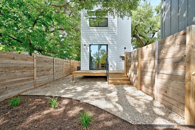 Building Photo - 1183 Oak Grove Ave