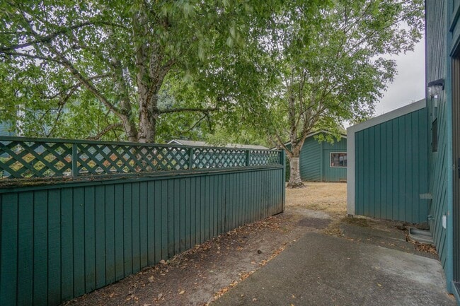 Building Photo - "First Month Half Off " Fanno Creek Condo - Lovely Condo in Heart of Tigard