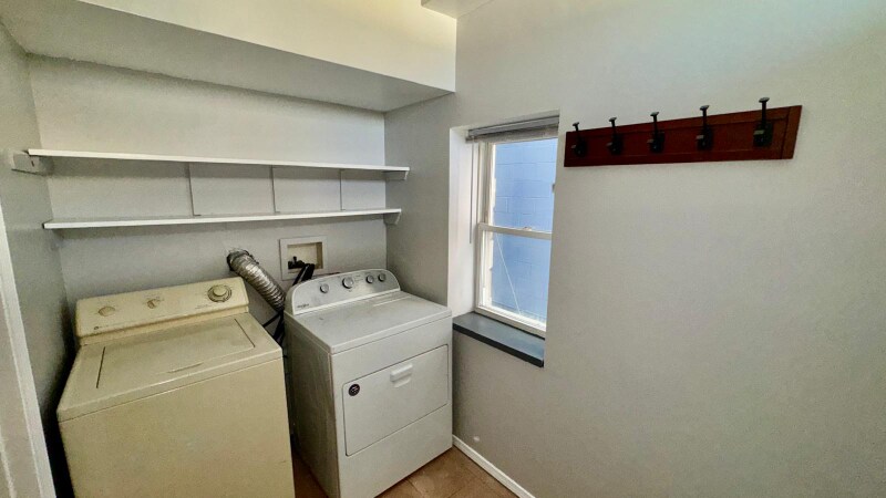 Building Photo - 1360 W Evergreen Ave