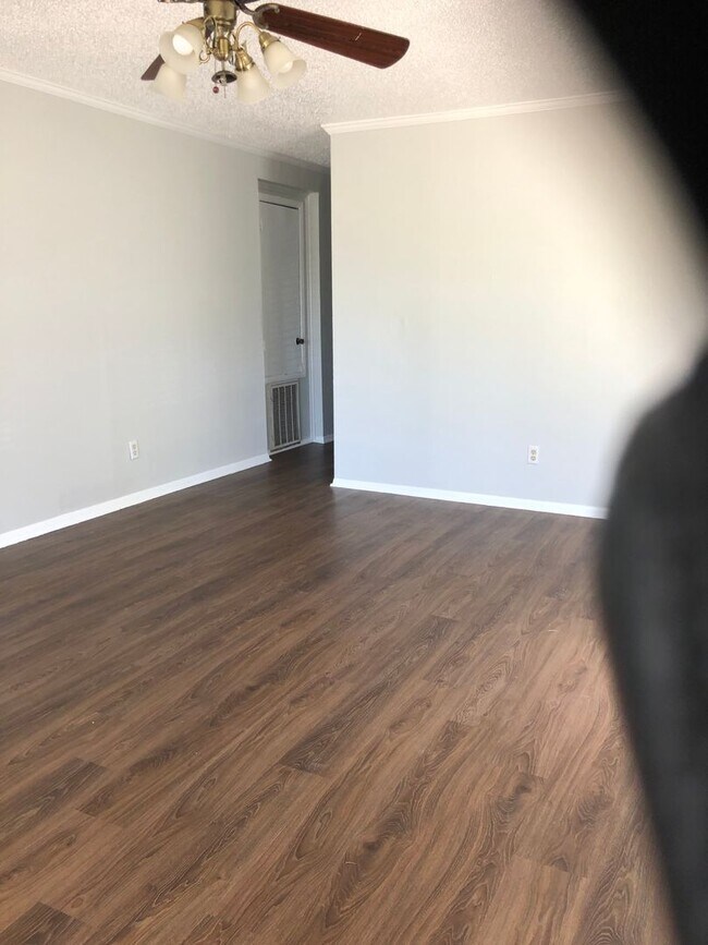 Building Photo - Move In Specual Large Duplex in a quiet cul-d-sac close to VA hospital