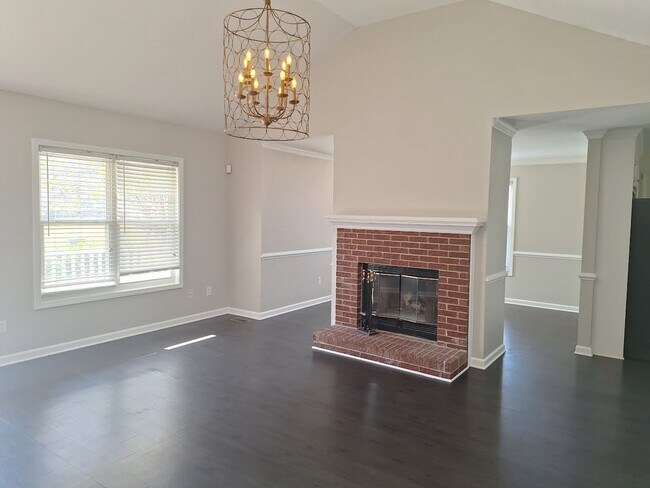 Building Photo - Fantastic Three Bedroom Home in Lexington!