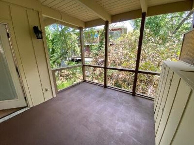 Building Photo - Large 2 Bed 2 Bath Apartment In Downtown L...