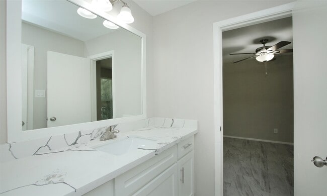 Building Photo - 833 Lakeview Dr