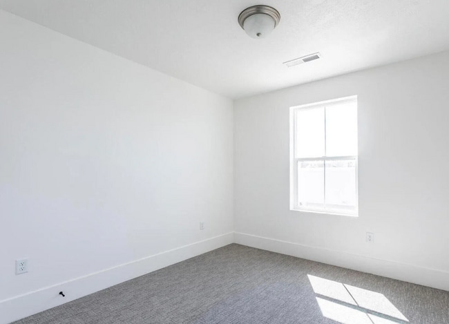 Building Photo - Stunning 3 Bedroom in Beautiful Desert Color Community