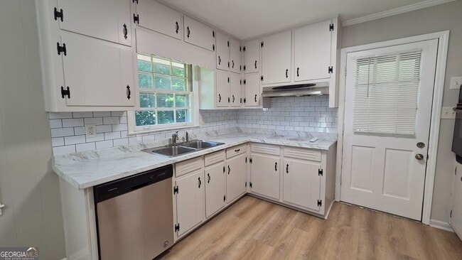 Building Photo - 715 Barnesdale Dr