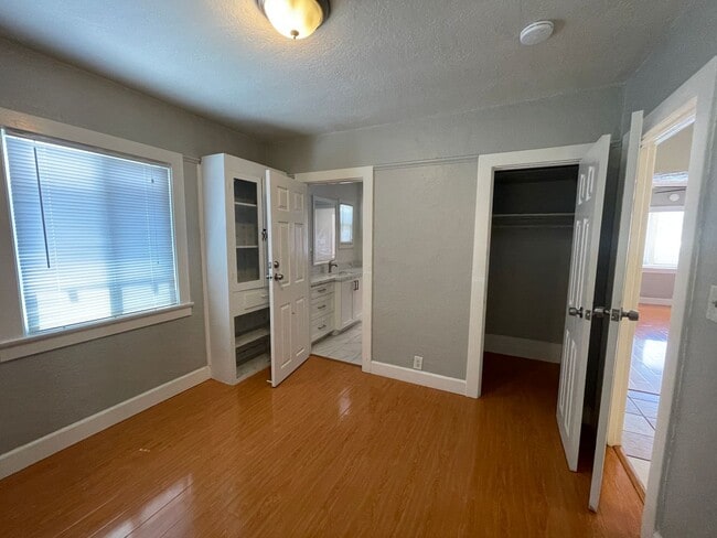 Building Photo - Gorgeous 2 Bedroom Home! Convenient Location!