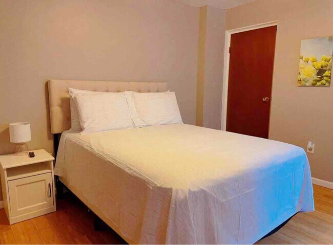 Building Photo - 5432 Baywood St