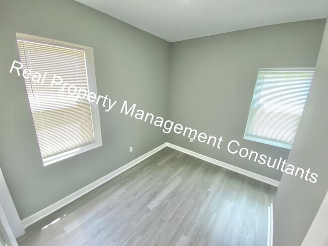 Building Photo - Renovated 3-Bedroom Home! Deposit Free Living Available via Obligo