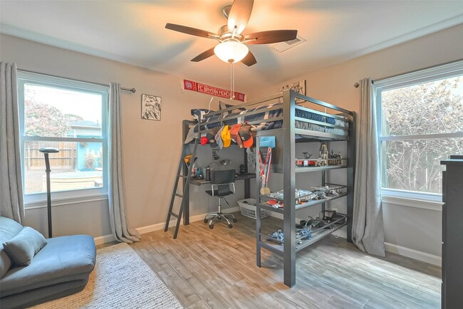 Building Photo - 2210 Saxon Dr