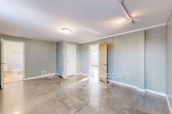 Building Photo - 1301 W Dakota Ave