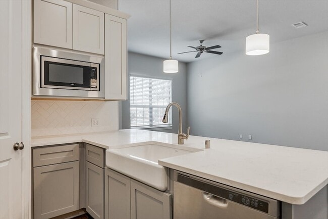 Building Photo - 2225 Apex Dr