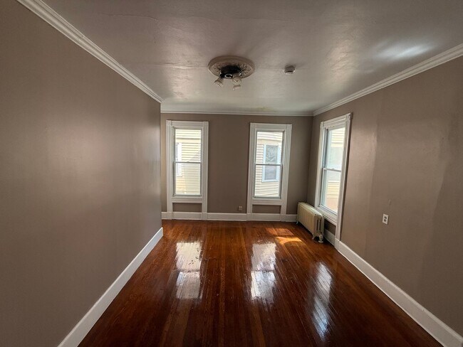 Building Photo - 870 Elm St