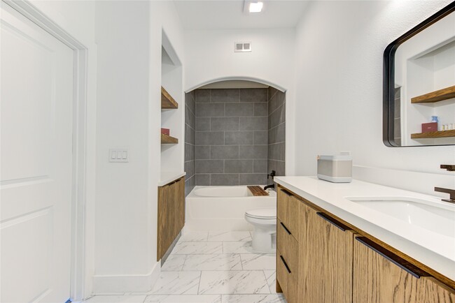 Building Photo - 1901 Post Oak Blvd