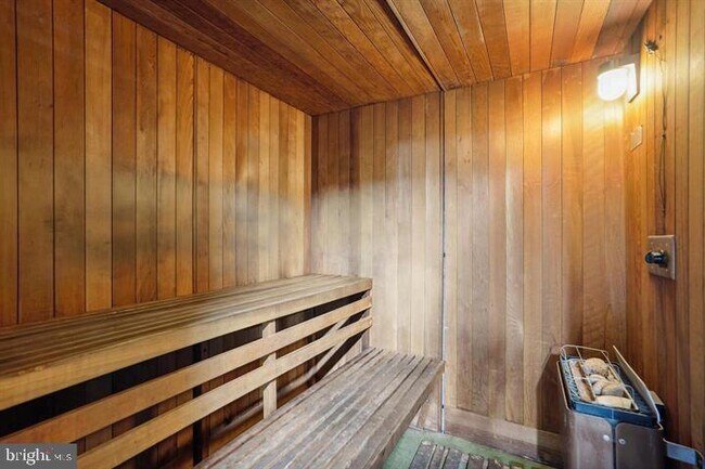 Building Photo - 1515 S Arlington Ridge Rd