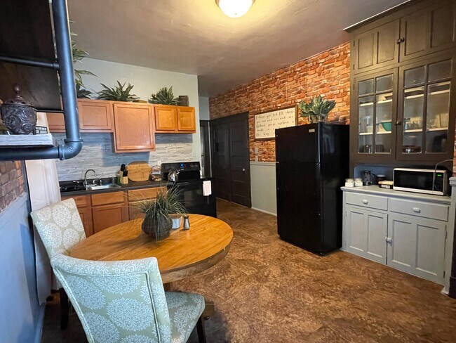 4654A - 4652 Michigan Ave