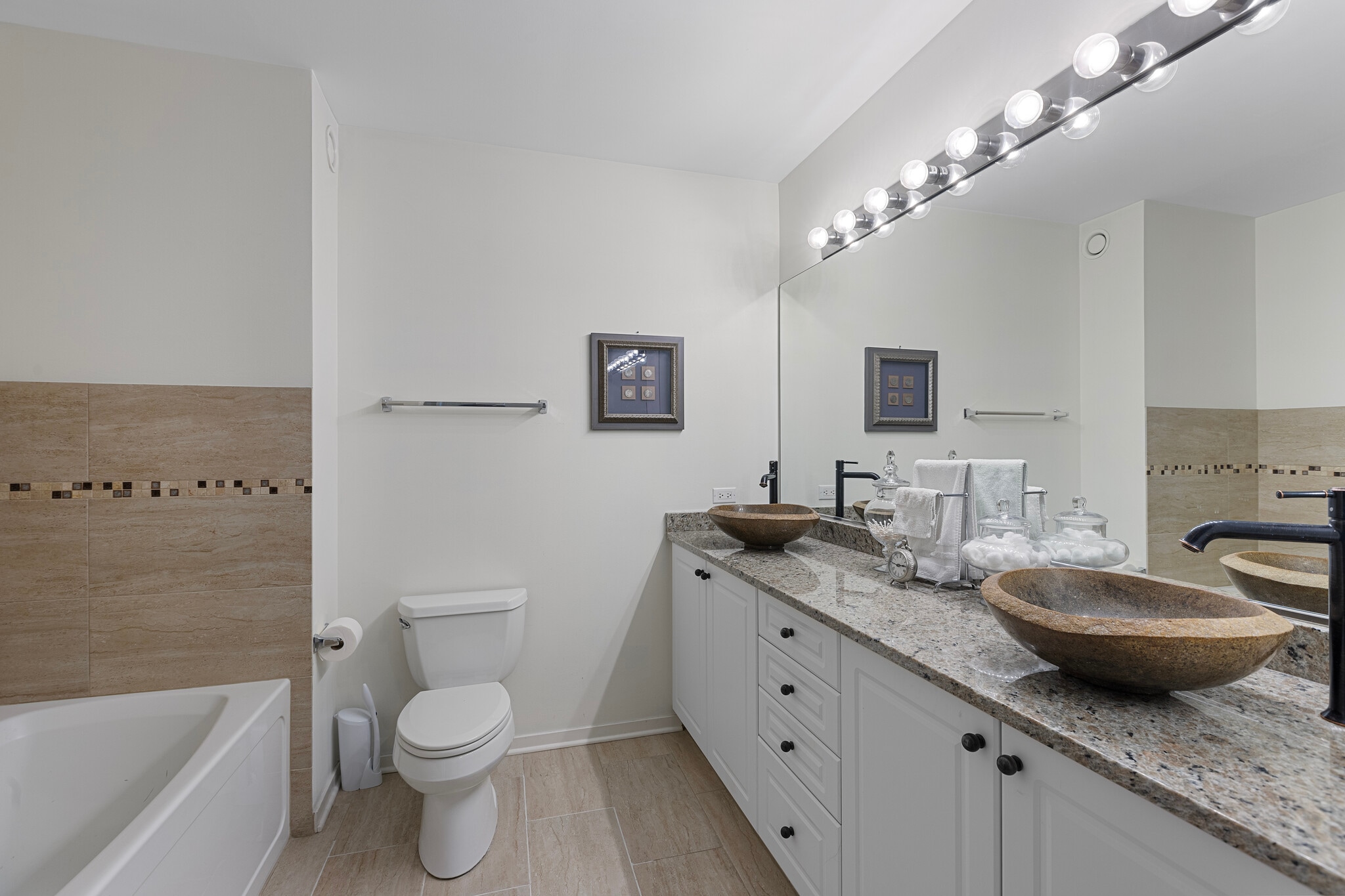 Building Photo - 807 Davis St