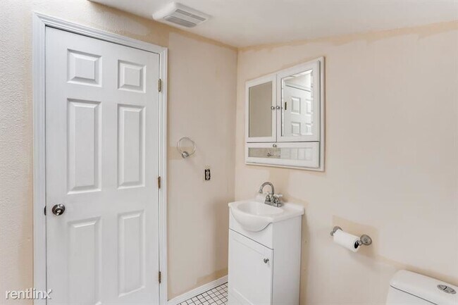 Building Photo - 1305 37th St SE