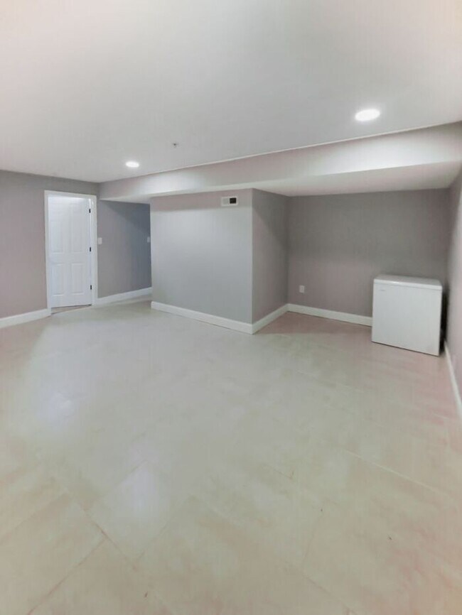 Building Photo - Amazing 4 Bedroom, 4 Bath SFH Corner Lot, ...