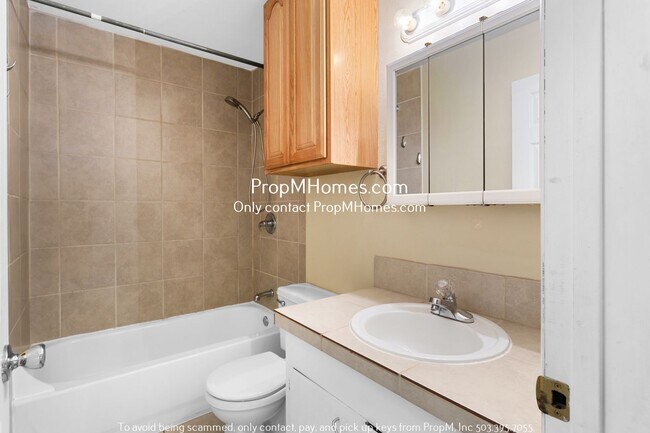 Building Photo - Spacious Apartment In St. Johns Neighborhood!