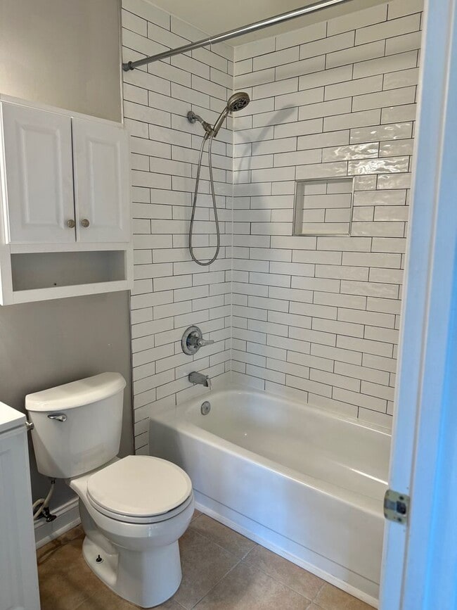 Building Photo - Fully Renovated 2 Bed, 2 Bath Ground-Floor...