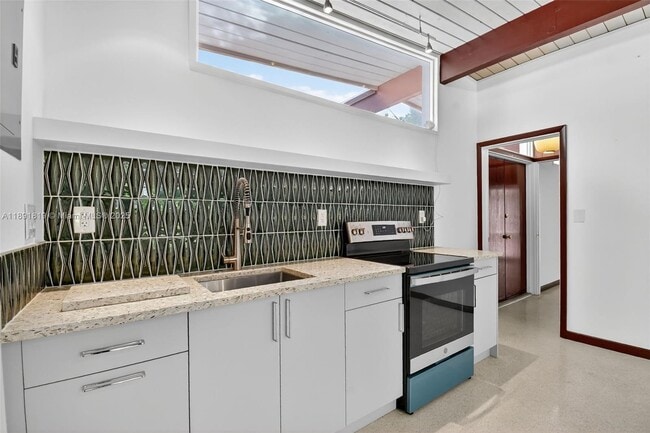 Building Photo - 630 NE 14th Ave