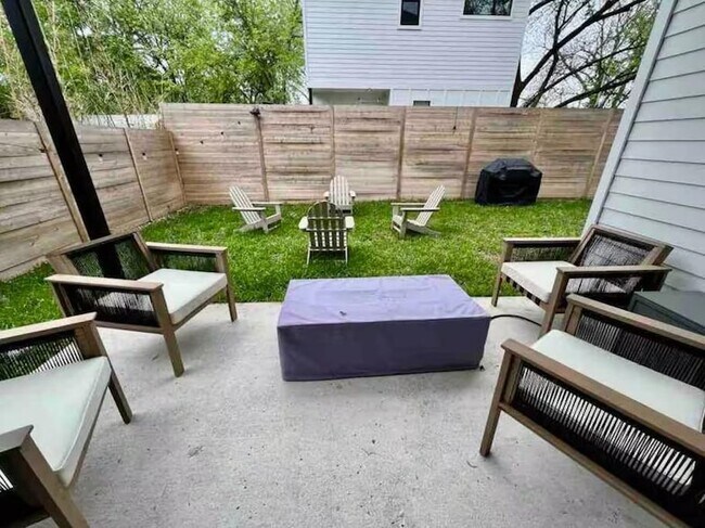 Building Photo - 2009 Canterbury St