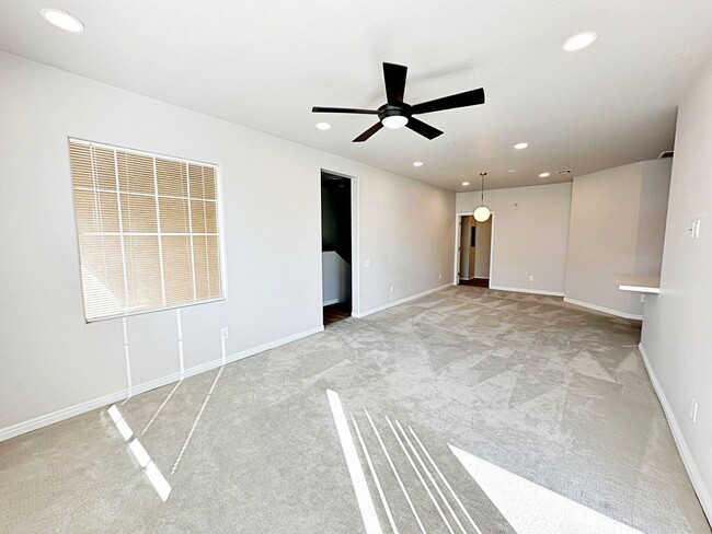 Building Photo - 3 BEDROOM 2 BATH 2 CAR GARAGE CONDO IN GAT...