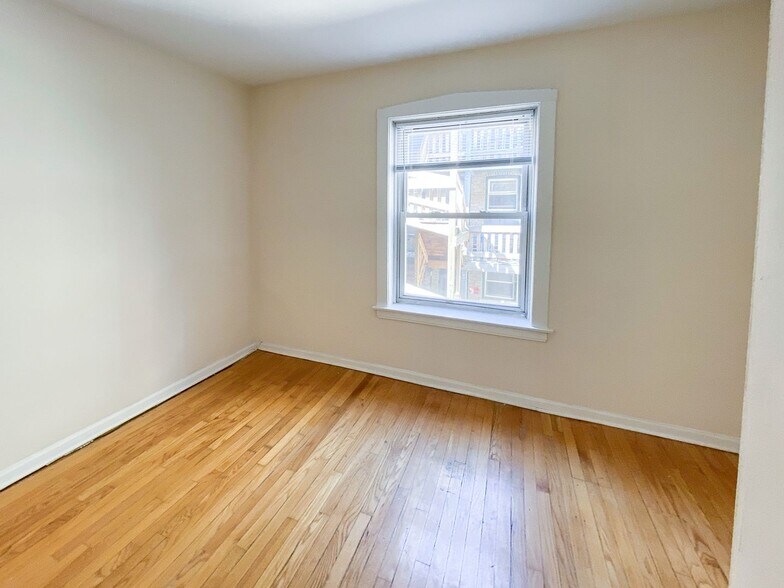 Building Photo - 5131 N Wolcott Ave