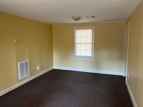 Building Photo - 2 Bed, 1 Bath Apartment